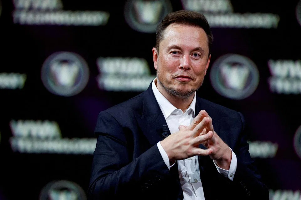 ELON MUSK: Ketua Pegawai Eksekutif (CEO) SpaceX, Tesla dan Twitter itu mahu meluaskan pelaburan di Malaysia, seperti yang dinyatakan dalam pertemuan secara maya dengan Perdana Menteri Malaysia, Datuk Seri Anwar Ibrahim, pada Jumaat. 