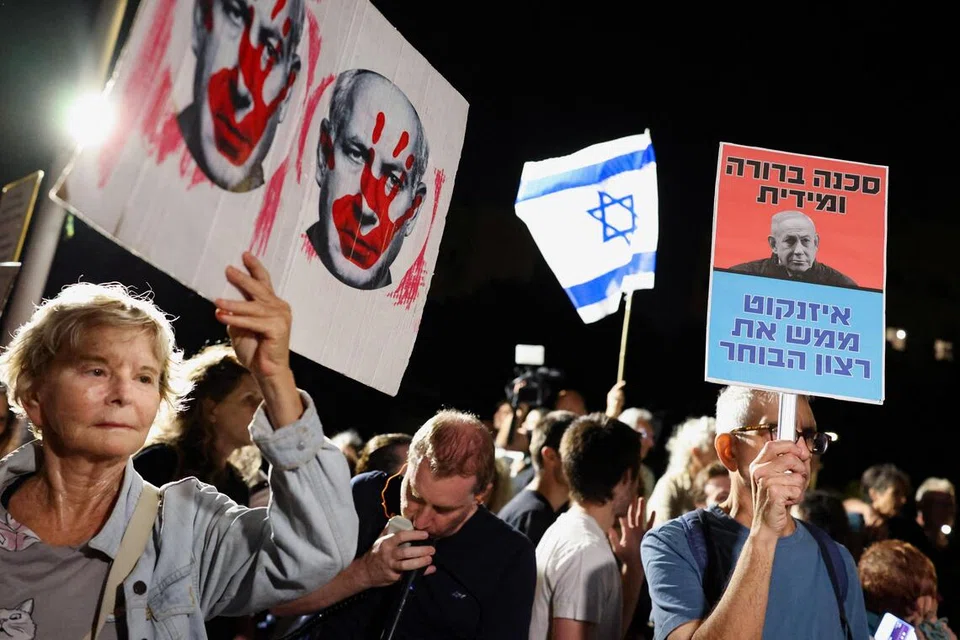 Penunjuk perasaan berhimpun di luar kediaman pemimpin Parti Yashar, Encik Gadi Eisenkot, di Herzliya, Israel, pada 29 Oktober 2026, bagi mendesaknya membentuk kerajaan campuran dengan parti-parti Arab Israel untuk menghalang Perdana Menteri, Encik Benjamin Netanyahu, daripada terus berkuasa. Desakan itu menyusuli keputusan pilihan raya Israel yang menyaksikan tiada blok memperoleh majoriti jelas, manakala parti-parti Arab memenangi 19 kerusi dan berpotensi menjadi penentu pembentukan kerajaan baru.