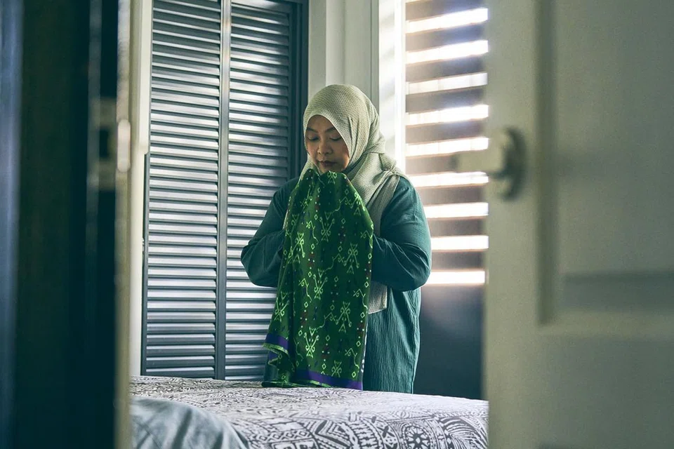 Mengenang masa lalu, Cik Nurhani Zailani Shatifan mengimbas saat beliau menjaga arwah bapanya, memegang kain pelikat arwah bapanya yang beliau masih simpan.