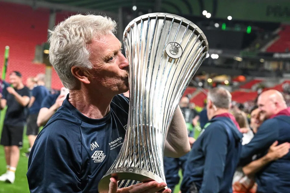 PIALA PERTAMA:  Pengurus West Ham, David Moyes, bersama trofi Liga Europa Conference, piala pertama dalam kerjayanya.