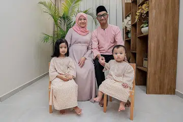 GEMBIRA SAMBUT RAYA: Encik Firdaus Zahran Zulkifli dan Cik Nurashikin Awath bersama dua puteri mereka Elliyeen (kiri) dan Nora Lynn (kanan), tidak sabar menyambut Hari Raya Aidilfitri tahun ini. - Foto BH oleh NUR DIYANA TAHA