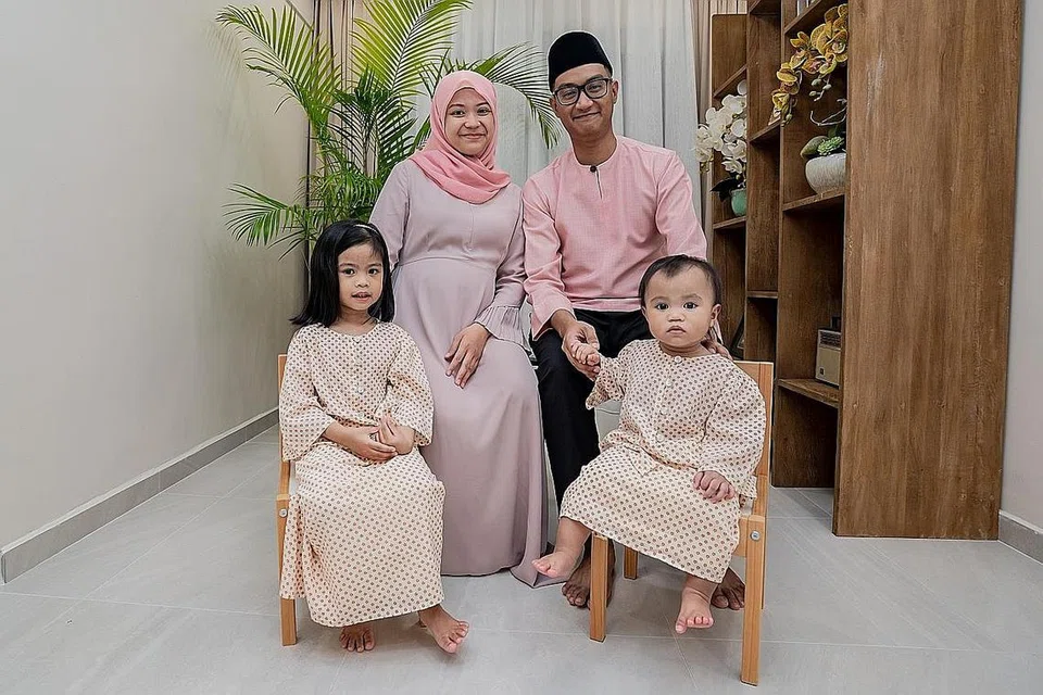 GEMBIRA SAMBUT RAYA: Encik Firdaus Zahran Zulkifli dan Cik Nurashikin Awath bersama dua puteri mereka Elliyeen (kiri) dan Nora Lynn (kanan), tidak sabar menyambut Hari Raya Aidilfitri tahun ini. - Foto BH oleh NUR DIYANA TAHA
