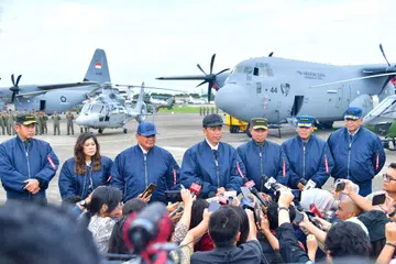 PENDIRIAN CETUS POLEMIK: Presiden Joko Widodo (empat dari kanan) dalam sidang akhbar yang turut dihadiri oleh Menteri Pertahanan, Encik Prabowo Subianto, (tiga dari kirI) yang juga calon presiden di Pangkalan Tentera Udara Halim Perdanakusumah di Jakarta Timur pada 24 Januari . 