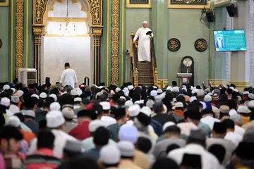 KHUTBAH AIDILFITRI: Timbalan Mufti Singapura, Ustaz Dr Muhammad Hannan Hassan, menyampaikan khutbah Aidilfitri di Masjid Sultan selepas Solat Aidilfitri sesi pertama yang dihadiri sekitar 6,000 jemaah pada 22 April 2023. - Foto 