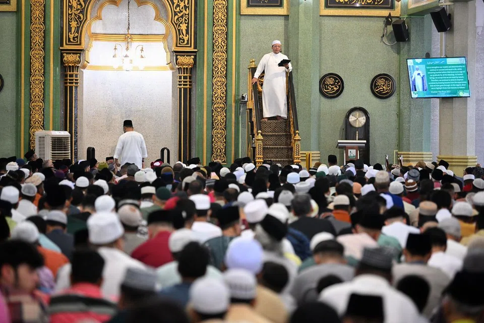 KHUTBAH AIDILFITRI: Timbalan Mufti Singapura, Ustaz Dr Muhammad Hannan Hassan, menyampaikan khutbah Aidilfitri di Masjid Sultan selepas Solat Aidilfitri sesi pertama yang dihadiri sekitar 6,000 jemaah pada 22 April 2023. - Foto 