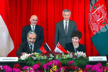 TANDATANGANI MOU: Menteri Negara Kanan, Pejabat Perdana Menteri, Kementerian Ehwal Luar dan Kementerian Pengangkutan, Cik Josephine Teo, dan Menteri Ekonomi Republik Islam Afghanistan Abdul Sattar Murad menandatangani Memorandum Persefahaman mengenai Kerjasama Teknikal, semasa lawatan kerja Presiden Afghanistan Mohammad Ashraf Ghani. Majlis itu disaksikan oleh Perdana Menteri Lee Hsien Loong dan Presiden Ashraf. - Foto MCI