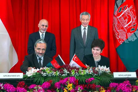 TANDATANGANI MOU: Menteri Negara Kanan, Pejabat Perdana Menteri, Kementerian Ehwal Luar dan Kementerian Pengangkutan, Cik Josephine Teo, dan Menteri Ekonomi Republik Islam Afghanistan Abdul Sattar Murad menandatangani Memorandum Persefahaman mengenai Kerjasama Teknikal, semasa lawatan kerja Presiden Afghanistan Mohammad Ashraf Ghani. Majlis itu disaksikan oleh Perdana Menteri Lee Hsien Loong dan Presiden Ashraf. - Foto MCI
