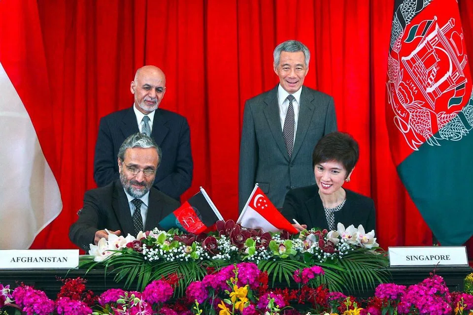 TANDATANGANI MOU: Menteri Negara Kanan, Pejabat Perdana Menteri, Kementerian Ehwal Luar dan Kementerian Pengangkutan, Cik Josephine Teo, dan Menteri Ekonomi Republik Islam Afghanistan Abdul Sattar Murad menandatangani Memorandum Persefahaman mengenai Kerjasama Teknikal, semasa lawatan kerja Presiden Afghanistan Mohammad Ashraf Ghani. Majlis itu disaksikan oleh Perdana Menteri Lee Hsien Loong dan Presiden Ashraf. - Foto MCI