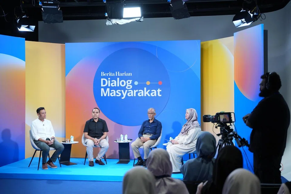 (Dari kiri) Anggota Parlimen (AP) GRC Jalan Besar, Dr Wan Rizal Wan Zakariah; AP GRC Chua Chu Kang, Encik Zhulkarnain Abdul Rahim; dan Menteri Bertanggungjawab bagi Ehwal Masyarakat Islam, Encik Masagos Zulkifli Masagos Mohamad, menjawab beberapa persoalan dari para peserta sewaktu Dialog Masyarakat BH pada 17 Mei. Bersama mereka adalah moderator dialog Timbalan Editor Berita, Cik Nur Adilah Mahbob. 