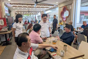 Timbalan Perdana Menteri, Encik Heng Swee Keat (empat dari kiri) semasa sesi berjumpa penduduk di Simei Plaza pada 15 Mac.