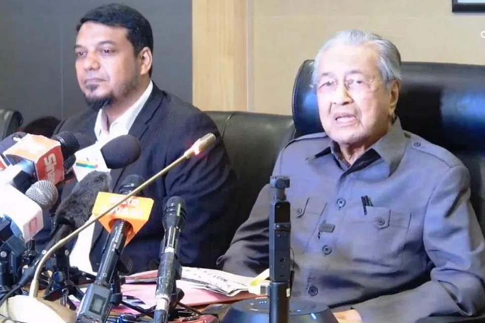 SEDIA DISIASAT: Mantan Perdana Menteri Malaysia, Tun Dr Mahathir Mohamad (kanan) menafikan dakwaan Datuk Seri Anwar Ibrahim bahawa beliau sukar disiasat, sebaliknya bersedia untuk disiasat pada bila-bila masa.