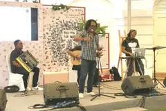 PENUH AKSI: Rafaat Hamzah (tengah) mendeklamasikan beberapa kuntum puisi yang dipetik daripada buku 'Prasasti Cinta', diiringi pemuzik di acara pelancaran buku puisi itu yang berlangsung di Art House sempena Pesta Penulis Singapura (SWF) 2018. - Foto ihsan RAFAAT HAMZAH