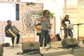PENUH AKSI: Rafaat Hamzah (tengah) mendeklamasikan beberapa kuntum puisi yang dipetik daripada buku 'Prasasti Cinta', diiringi pemuzik di acara pelancaran buku puisi itu yang berlangsung di Art House sempena Pesta Penulis Singapura (SWF) 2018. - Foto ihsan RAFAAT HAMZAH