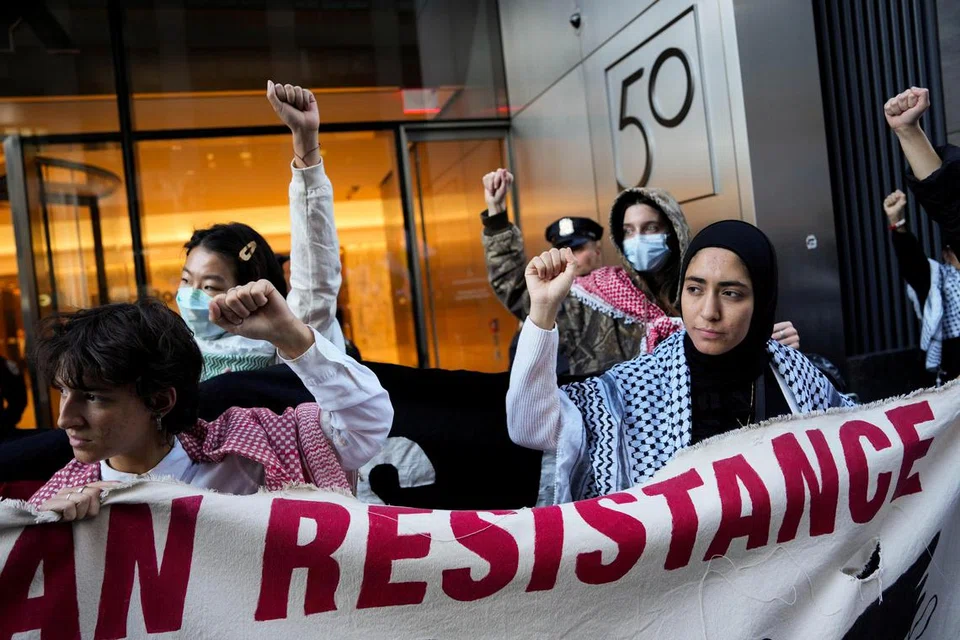 Penunjuk perasaan pro-Palestin semasa bantahan, ‘All Out for Palestine’, terhadap pembiayaan senjata Israel, di pejabat BlackRock di New York, Amerika Syarikat pada 18 Oktober. 