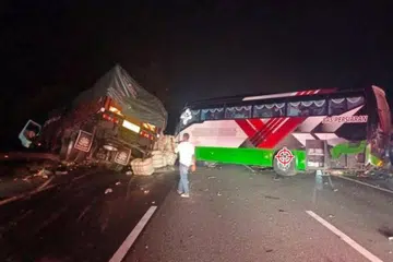 Nahas lima kenderaan termasuk sebuah lori dan bas yang berpunca daripada tayar lori tercabut di Melaka pada 23 Disember telah mengorbankan tujuh orang, termasuk seorang wanita warga Singapura.