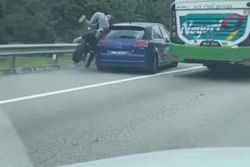 Penunggang motosikal dan pembonceng jatuh setelah berlanggar dengan kereta berdaftar Singapura