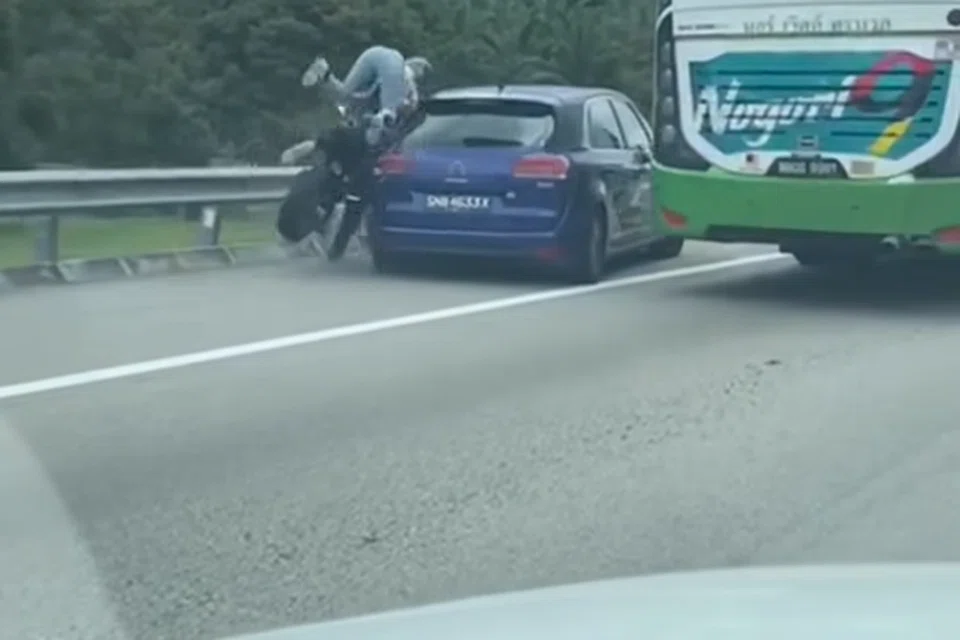 Penunggang motosikal dan pembonceng jatuh setelah berlanggar dengan kereta berdaftar Singapura