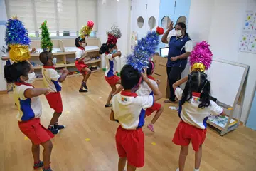 Seorang guru mengajar bahasa Tamil di sebuah tadika PCF Sparkletots. Dalam kalangan masyarakat India di Singapura, tidak semua mengambil Tamil sebagai Bahasa Ibunda. Mereka yang leluhurnya berasal dari India Utara, mempunyai pilihan daripada lima bahasa India lain. 