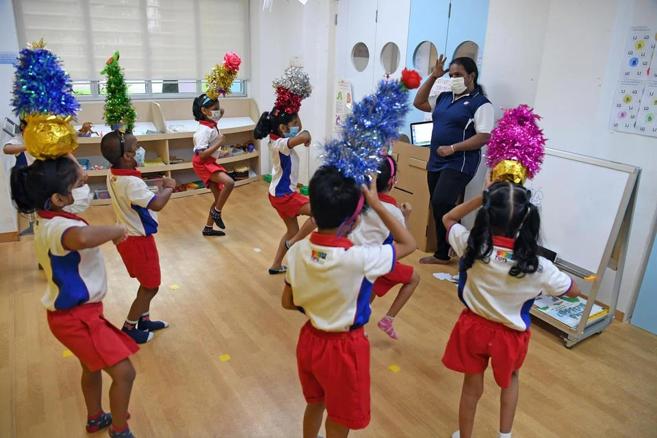 Seorang guru mengajar bahasa Tamil di sebuah tadika PCF Sparkletots. Dalam kalangan masyarakat India di Singapura, tidak semua mengambil Tamil sebagai Bahasa Ibunda. Mereka yang leluhurnya berasal dari India Utara, mempunyai pilihan daripada lima bahasa India lain. 