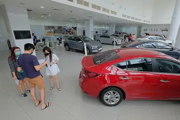 PERMINTAAN BERTERUSAN: Pengamat berkata dengan bekalan COE yang rendah, harga akan terus meningkat jika permintaan bagi kereta baru kekal kukuh. - Foto ZAOBAO