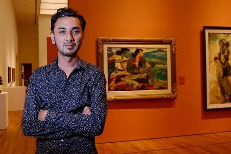 TUGAS PENUH CABARAN: Menyusun bahan-bahan yang banyak dan pelbagai bukan satu perkara mudah, namun penolong kurator Galeri Nasional Singapura, Syed Muhammad Hafiz Syed Nasir, dan kumpulannya berusaha memilih dan menyusun karya seni yang sesuai supaya dapat menubuhkan galeri yang mengagumkan. - Foto TUKIMAN WARJI