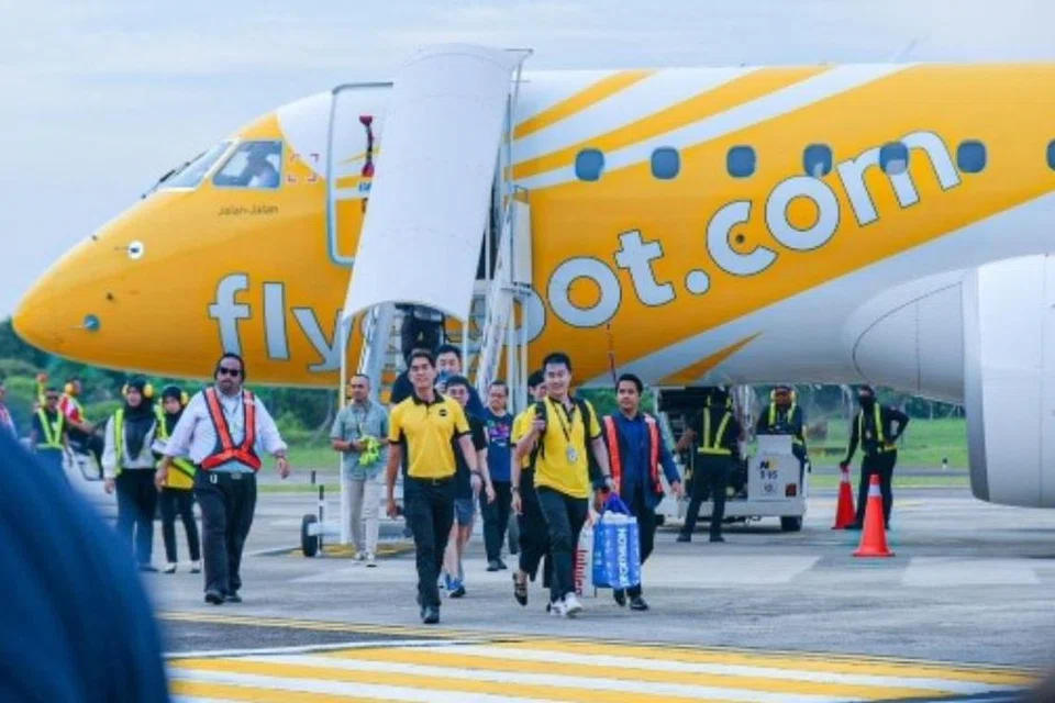 Pelancong Singapura tiba di Lapangan Terbang Antarabangsa Melaka, Batu Berendam, Melaka, pada petang 23 Oktober, menerusi penerbangan sulung pesawat Scoot dari Singapura ke Melaka. 