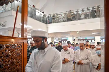 SOLAT HAJAT: Jemaah bersama-sama menunaikan solat hajat di Masjid Khalid dipimpin oleh Ustaz Abdul Fattah Rahman selepas solat Jumaat. Bermula 20 Oktober, sebanyak 34 masjid di Singapura telah mengerjakan solat hajat bagi mangsa di Jaluran Gaza untuk memohon keamanan dan kestabilan segera dikembalikan kepada kehidupan mereka yang terjejas oleh konflik Israel-Palestin. Sebanyak 16 masjid termasuk Masjid Khalid, Masjid Darul Ghufran dan Masjid Al-Mawaddah telah mengadakan solat hajat selepas solat Jumaat pada 20 Oktober.