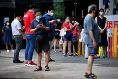 Keluar rumah memakai pelitup - ANTARA SEBAB KURANG PESAKIT: Sekiranya mereka perlu keluar,, ramai perlu menggunakan pelitup. Ini mengurangkan risiko jangkitan penyakit kepada orang lain. Orang ramai beratur untuk mendapatkan pelitup muka, baru baru ini. - Foto BH oleh LIM YAOHUI 