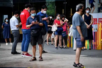 Keluar rumah memakai pelitup - ANTARA SEBAB KURANG PESAKIT: Sekiranya mereka perlu keluar,, ramai perlu menggunakan pelitup. Ini mengurangkan risiko jangkitan penyakit kepada orang lain. Orang ramai beratur untuk mendapatkan pelitup muka, baru baru ini. - Foto BH oleh LIM YAOHUI 