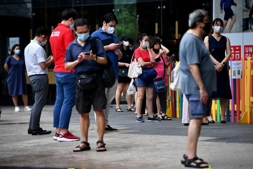 Keluar rumah memakai pelitup - ANTARA SEBAB KURANG PESAKIT: Sekiranya mereka perlu keluar,, ramai perlu menggunakan pelitup. Ini mengurangkan risiko jangkitan penyakit kepada orang lain. Orang ramai beratur untuk mendapatkan pelitup muka, baru baru ini. - Foto BH oleh LIM YAOHUI 