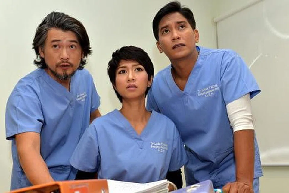 DICENGKAM DUNIA PERUBATAN: Drama 'A&E' yang dijayakan (dari kiri) Jason Chong, Nurul Akhmar Elias dan Fido Ahdross menyingkap suasana di wad kemalangan dan kecemasan (A&E) di samping menyisipkan kisah cinta antara Dr Lydia (Nurul Akhmar) dan Dr Ishak (Fido). - Foto-foto M.O. SALLEH