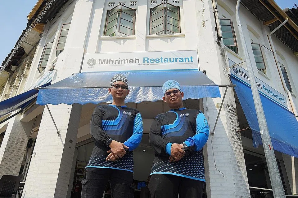 KONGSI REZEKI: Pengurus Restoran Mihrimah, Encik Abdul Muiin Mohamed Johan (kanan) bersama pembantu restoran Encik Muhammad Fauzi Mohamed Johan (kiri) percaya terdapat golongan kurang berkemampuan di Singapura dan maka itu pihaknya berhasrat membantu.