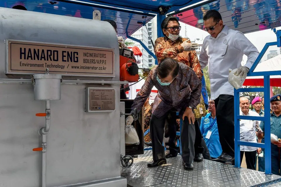 TEGAS PERANG DADAH: Naib Presiden Jusuf Kalla (depan) membaling sepeket dadah Ice ke dalam sebuah insinerator dalam tindakan memusnahkan 2.6 tan dadah itu yang dirampas Februari lalu. - Foto-foto AFP 
