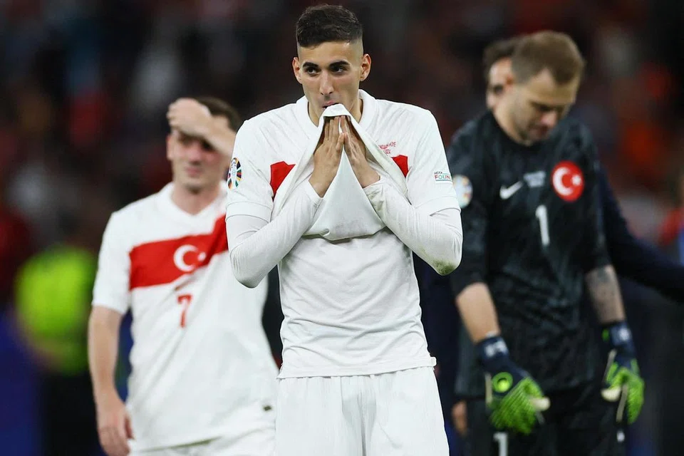 Pemain Turkey, Mert Muldur kecewa selepas memasukkan bola ke gawang sendiri pada minit ke-76 ketika menerima tekanan pemain Belanda, Cody Gakpo.