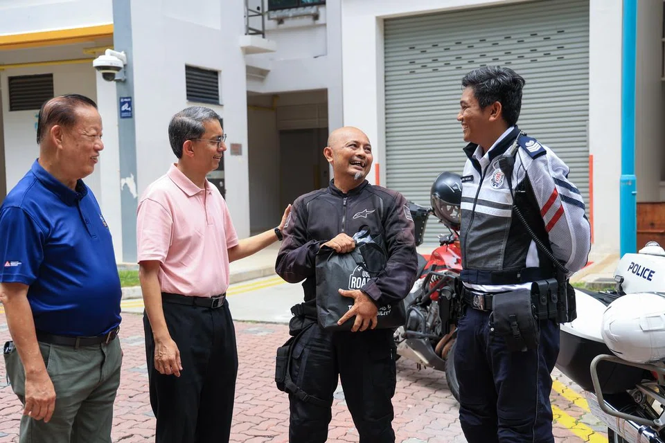 Menteri Negara (Ehwal Dalam Negeri merangkap Pembangunan Negara), Profesor Madya Dr Muhammad Faishal Ibrahim (dua dari kiri) bersama pengerusi Majlis Keselamatan Jalan Raya Singapura (SRSC), Encik Bernard Tay (kiri), Encik Shaiful Amjad Basri (dua dari kanan) dan pegawai trafik polis, sarjan kakitangan kanan SSS Muhammad Nur Hafiz Alias (kanan).
