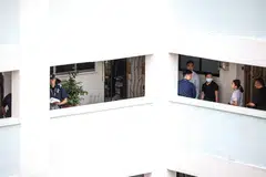 Polis kelihatan di luar sebuah unit di tingkat lapan Blok 107 Potong Pasir Avenue 1 pada 28 Ogos.