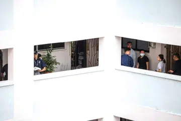 Polis kelihatan di luar sebuah unit di tingkat lapan Blok 107 Potong Pasir Avenue 1 pada 28 Ogos.