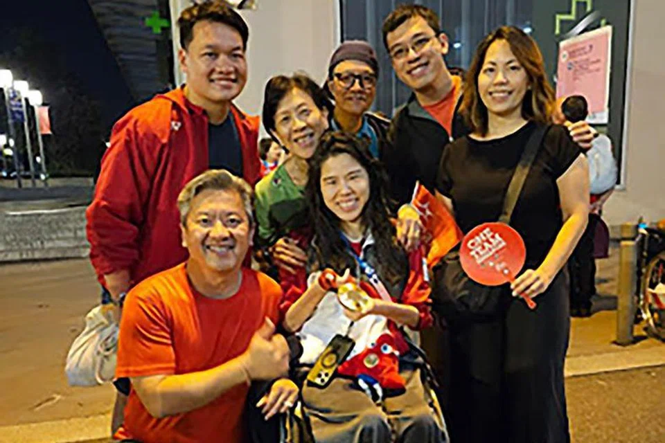 Yip Pin Xiu (baris depan, tengah) bersama keluarga, saudara mara dan tunangnya Bruce Boo (baris belakang, kiri) di Sukan Paralimpik Paris.