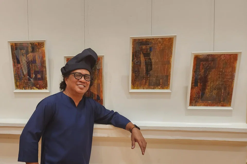 Rafaat Hamzah bersama karya-karya lukisan dipetik dari monolog Lut Ali ‘Tuhan kenapa Kau tumpahkan kopi ku’. Pameran solo beliau di Art House.