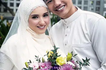 TERIMA PUJIAN WARGANET: Jauh daripada merungut, sebilangan besar warganet memuji pelakon dan penyanyi Hannah Delisha (kiri) kerana menjaga penuh hati-hati hubungan cintanya dengan pelakon Imam Shah secara berahsia sehingga selamat diijabkabulkan Khamis lalu.- Foto INSTAGRAM HANNAH DELISHA