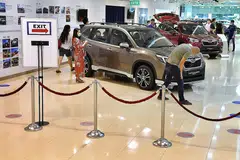 KOS LEBIH TINGGI: Pelanggan digalak berunding dengan dealer kereta mereka dan memahami kadar-kadar yang ditawarkan dalam pasaran dan perbezaan yang perlu mereka bayar setiap bulan sebelum membuat keputusan membeli kereta. - Foto fail