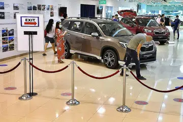 KOS LEBIH TINGGI: Pelanggan digalak berunding dengan dealer kereta mereka dan memahami kadar-kadar yang ditawarkan dalam pasaran dan perbezaan yang perlu mereka bayar setiap bulan sebelum membuat keputusan membeli kereta. - Foto fail