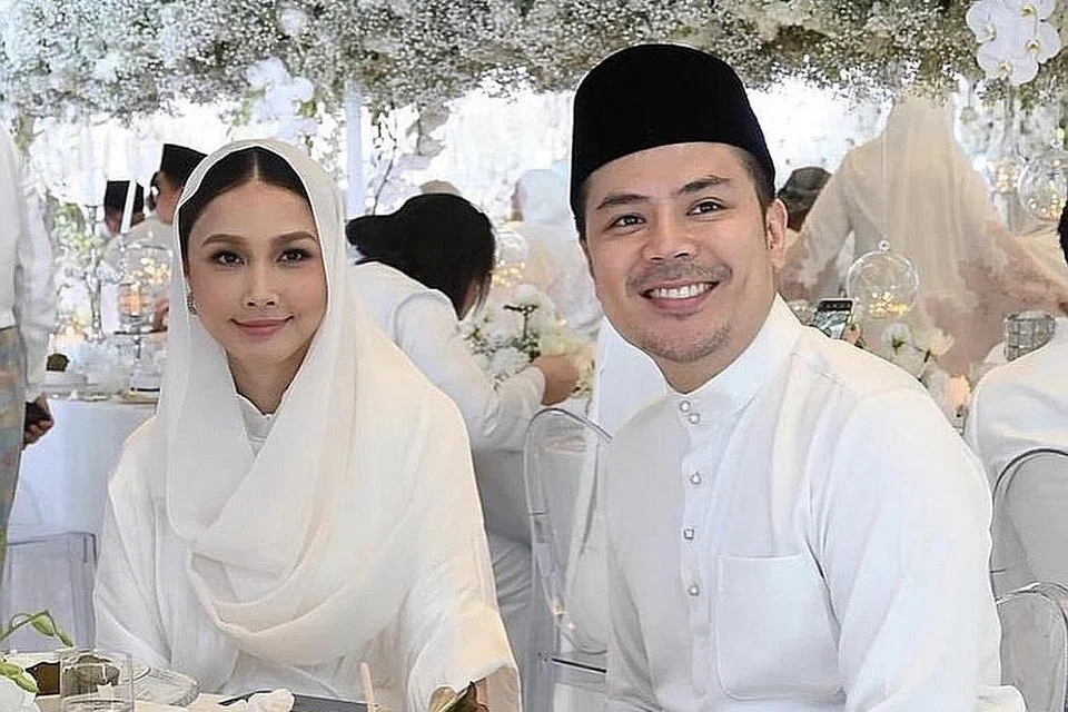TETAP HADIR: Pasangan Awal Ashaari dan Scha Al-Yahya hadir walaupun Scha baru habis berpantang selepas melahirkan anak kedua bulan lalu. - Foto INSTAGRAM TV3