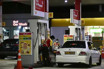 PERMINTAAN BERTAMBAH, BEKALAN BERKURANG: Pakar memberitahu Berita Harian harga minyak dijangka terus meningkat disebabkan permintaan bertambah dek pertumbuhan ekonomi sedang dunia bangkit daripada Covid-19 dan kekurangan bekalan gara-gara perang Russia-Ukraine. - Foto fail
