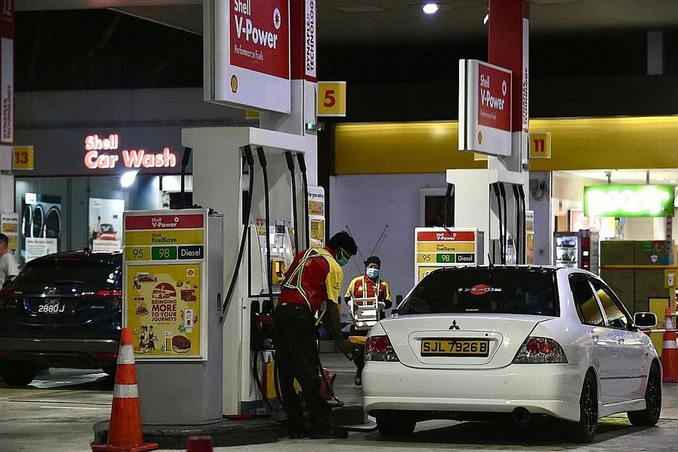 PERMINTAAN BERTAMBAH, BEKALAN BERKURANG: Pakar memberitahu Berita Harian harga minyak dijangka terus meningkat disebabkan permintaan bertambah dek pertumbuhan ekonomi sedang dunia bangkit daripada Covid-19 dan kekurangan bekalan gara-gara perang Russia-Ukraine. - Foto fail