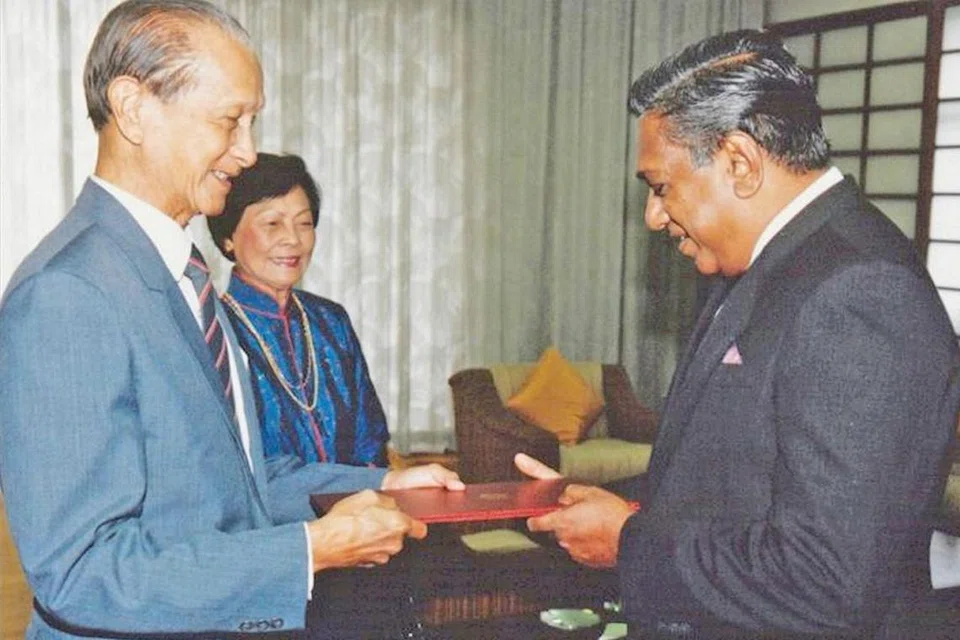 JADI DUTA: Encik Nathan menerima watikah pelantikan sebagai duta Singapura ke Amerika Syarikat di Istana daripada Presiden ketika itu, Encik Wee Kim Wee.