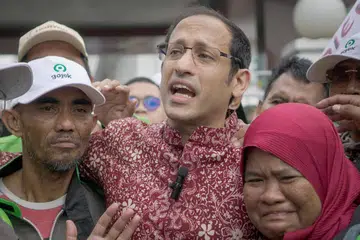 Bekas Menteri Pendidikan Indonesia merangkap pengasas bersama Gojek, Encik Nadiem Makarim (tengah), bersama penyokongnya selepas perbicaraan rayuan kes rasuah perolehan komputer riba di Mahkamah Jakarta Pusat, Indonesia, pada 24 September 2026. Mahkamah mengurangkan hukuman penjaranya daripada 10 tahun kepada sembilan tahun serta jumlah wang ganti rugi yang perlu dibayar daripada 809 bilion rupiah kepada 548 bilion rupiah. Encik Nadiem melahirkan rasa kecewa terhadap keputusan itu dan berhasrat mengemukakan rayuan lanjut kepada Mahkamah Agung Indonesia.