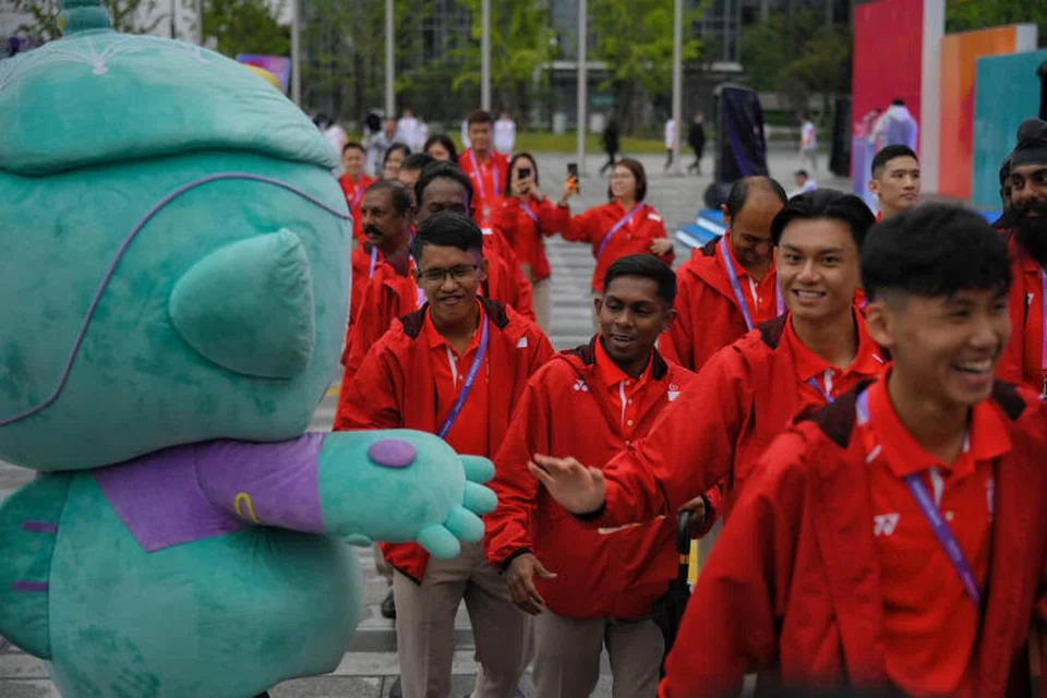SUDAH TIBA: Atlet Singapura disambut maskot Sukan Asia Hangzhou selepas upacara menyambut Team Singapore di Perkampungan Atlet di Hangzhou pada Khamis. 