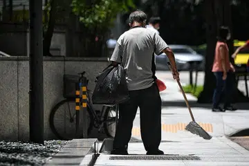 TINGKATKAN GAJI PEKERJA: Model Gaji Progresif kini dilaksana dalam sektor pembersihan, keselamatan, landskap serta penyenggaraan lif dan tangga bergerak. Pemerintah telah mengumumkan model itu akan diperluas untuk merangkumi lebih lapan dari 10 pekerja setempat bergaji rendah. - Foto BM oleh KUA CHEE SIONG