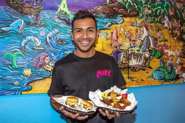 TEROKA DUNIA USAHAWAN: Taufik Batisah menyifatkan penerokaannya dalam bidang perniagaan restoran ayam goreng Chix Hot Chicken di Jalan Pisang sebagai satu usaha menimba pengalaman baru dan mendekati peminat yang rindukan karya baru daripadanya. - Foto BM oleh ZALEHA ABDUL KADER